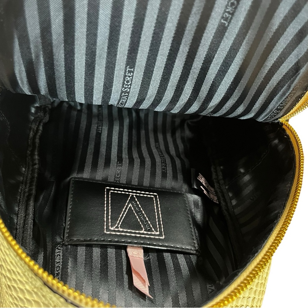 Victoria’s Secret Snakeskin Gold Backpack. Adjustable straps - Picture 13 of 15
